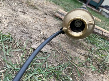 Yeraltı suyuna güvenilir erişim sağlamak için bir su altı deposu pompası kuruluyor. Bu resim derin yeraltı kaynaklarından tatlı su elde etmek için kullanılan teknolojiyi ve ekipmanı vurgular.