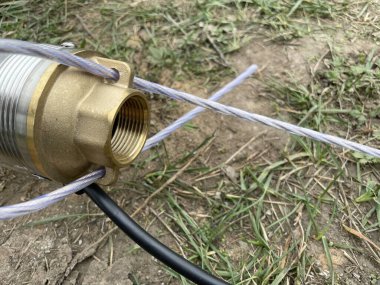 Yeraltı suyuna güvenilir erişim sağlamak için bir su altı deposu pompası kuruluyor. Bu resim derin yeraltı kaynaklarından tatlı su elde etmek için kullanılan teknolojiyi ve ekipmanı vurgular.