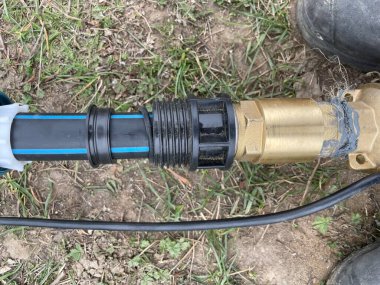 Depo su tedarik sistemlerinin kurulumu için tasarlanmış dayanıklı bir donanım koleksiyonu. Bu bileşenler, yeraltı kuyularından güvenilir bir su kaynağı elde etmek için boruları, pompaları ve diğer ekipmanları bağlamak için çok önemlidir.