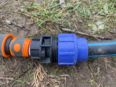 Depo su tedarik sistemlerinin kurulumu için tasarlanmış dayanıklı bir donanım koleksiyonu. Bu bileşenler, yeraltı kuyularından güvenilir bir su kaynağı elde etmek için boruları, pompaları ve diğer ekipmanları bağlamak için çok önemlidir.