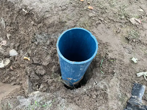 İnşaat işçileri temiz su kaynaklarına ulaşmak için yerin altını kazarak güvenli içme suyu kuyusu yapmak için ağır ekipman kullanıyorlar. Bu görüntü, kırsal kesimde güvenilir bir su tedarik sistemi oluşturma sürecini yakalar.