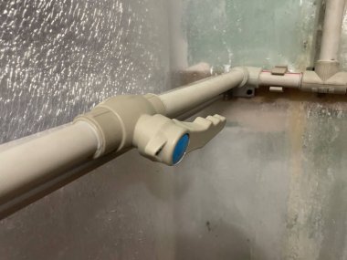 Uyum, dayanıklılık ve hassasiyet ile polipropilen boruların bağlantısını gösteren ayrıntılı bir resim