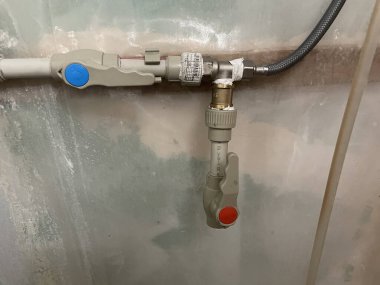 Uyum, dayanıklılık ve hassasiyet ile polipropilen boruların bağlantısını gösteren ayrıntılı bir resim