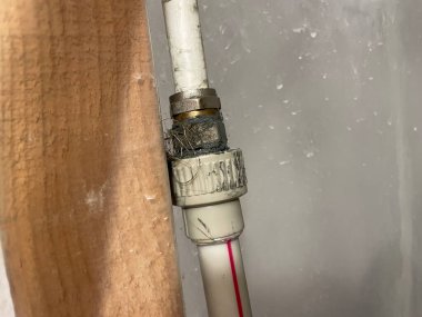 Uyum, dayanıklılık ve hassasiyet ile polipropilen boruların bağlantısını gösteren ayrıntılı bir resim