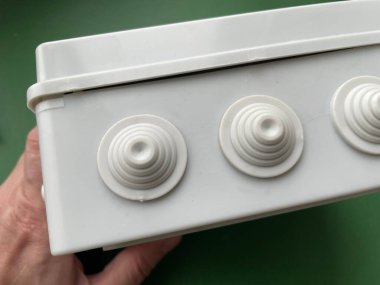 Bağlantı kutusunun kurulumunda kullanılan elektrik terminallerini gösteren net bir resim, bağlantı bağlantıları için hazır