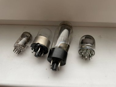 Klasik ses ve elektronik ekipmanlarda kullanılan klasik radyo vakum tüpleri sergilenen yüksek kaliteli görüntüler koleksiyonunu araştırın. Restorasyon meraklıları, odiyofiller ve koleksiyoncular için mükemmel.