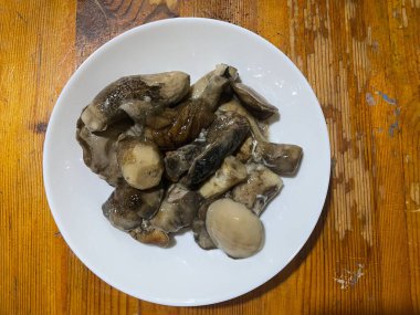 Tuzla marine edilmiş lezzetli orman mantarlarının ev yapımıyla korunan köy cazibesini yakaladığı görüntüler keşfedin. Yemek blogları, yemek tarifi web siteleri ve yemek tutkunları için ideal.