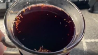 Bardakta yavaşça dönen demlenmiş çay.
