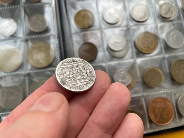 KYIV, UKRAINE - 14 Şubat 2025: Eşsiz tasarımlar, tarihsel önem ve kültürel miras sergilenen çeşitli ülkelerden bozuk para koleksiyonu.