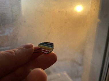 Sembolik bir şekil, sakin bir kış gündoğumunun arka planında duruyor..