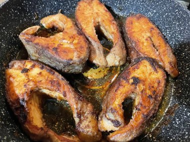 Taze kırmızı alabalık filetosunun yüksek kalite yakın çekim görüntüsü gurme yemekleri ve deniz ürünleri yemekleri için mükemmel..