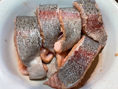 Taze kırmızı alabalık filetosunun yüksek kalite yakın çekim görüntüsü gurme yemekleri ve deniz ürünleri yemekleri için mükemmel..