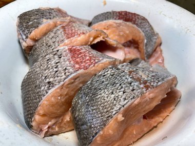 Taze kırmızı alabalık filetosunun yüksek kalite yakın çekim görüntüsü gurme yemekleri ve deniz ürünleri yemekleri için mükemmel..