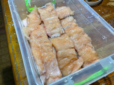 Taze kırmızı alabalık filetosunun yüksek kalite yakın çekim görüntüsü gurme yemekleri ve deniz ürünleri yemekleri için mükemmel..