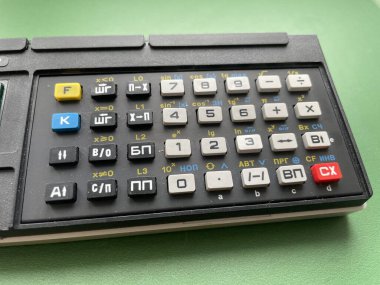 Mühendislik ve bilimsel görevler için programlanabilir bir mikro hesap makinesi. Bir kompakt form, dijital ekran ve gelişmiş bilgisayar fonksiyonlarına sahiptir..