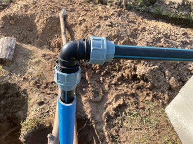 Metal ve plastik malzemeler de dahil olmak üzere çeşitli tesisat borularının ve tesisatların sergilendiği yüksek kaliteli görüntülerden oluşan bir koleksiyon..