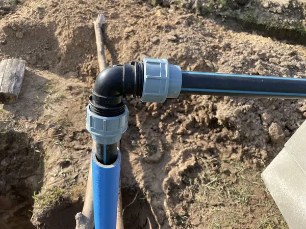 Metal ve plastik malzemeler de dahil olmak üzere çeşitli tesisat borularının ve tesisatların sergilendiği yüksek kaliteli görüntülerden oluşan bir koleksiyon..