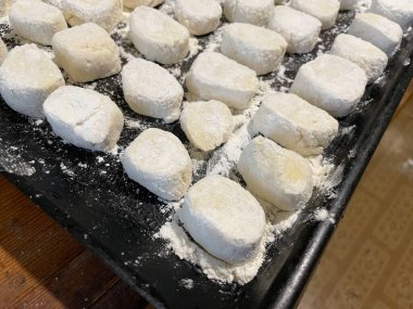 Geleneksel Doğu Avrupa tembel hamur köfteleri süzme peynir ve hamurdan yapılır.