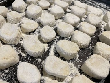 Geleneksel Doğu Avrupa tembel hamur köfteleri süzme peynir ve hamurdan yapılır.