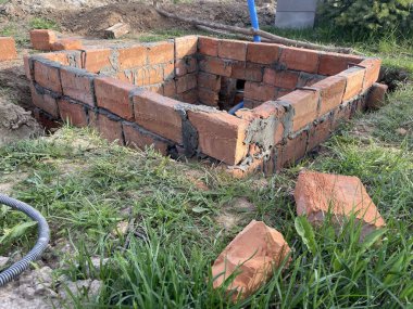 Sıraların arasında yatay çelik destek çubukları olan katmanlı tuğla duvar ustası..