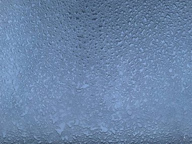 Su yalıtımı için inşaat yüzeyine takılan ziftsiz plastik mastiğin yakın plan çekimi..