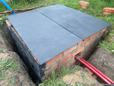 Su yalıtımı için inşaat yüzeyine takılan ziftsiz plastik mastiğin yakın plan çekimi..