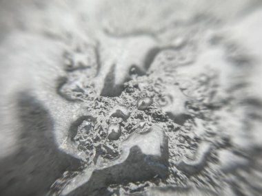 Su yalıtımı için inşaat yüzeyine takılan ziftsiz plastik mastiğin yakın plan çekimi..