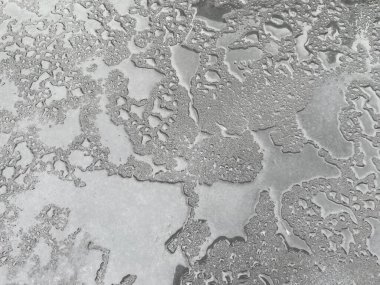 Su yalıtımı için inşaat yüzeyine takılan ziftsiz plastik mastiğin yakın plan çekimi..