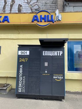 KYIV, UKRAINE - 9 Haziran 2025: Nova Poshta paket dolap terminali