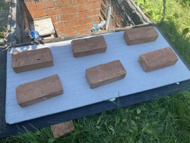 Su tesisatını ve su girişini kış boyunca donmaktan korumak için izole edilmiş bir kuyu..