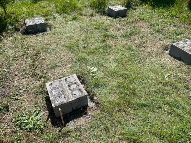 Beton beton tuğlalarla inşa edilmiş, doğrudan sıkıştırılmış zemin ya da çakıl tabanına kurulmuş temel bir yapı..