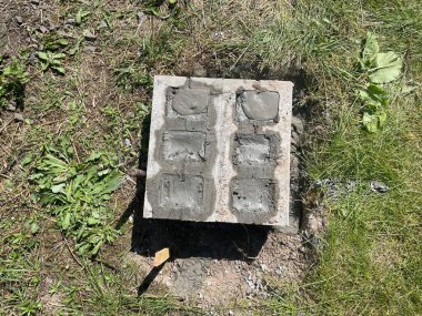 Beton beton tuğlalarla inşa edilmiş, doğrudan sıkıştırılmış zemin ya da çakıl tabanına kurulmuş temel bir yapı..