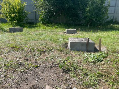 Beton beton tuğlalarla inşa edilmiş, doğrudan sıkıştırılmış zemin ya da çakıl tabanına kurulmuş temel bir yapı..