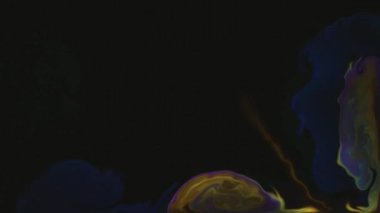 Çok renkli parlak boyalar parıltılı bir sıvıda hareket eder. Hipnoz için psikedelik soyutlama. Video jokeyi VJ için arka plan.