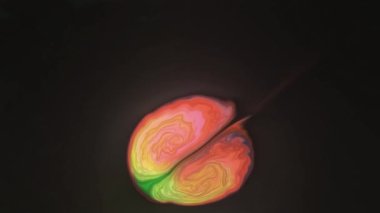 Çok renkli parlak boyalar parıltılı bir sıvıda hareket eder. Hipnoz için psikedelik soyutlama. Video jokeyi VJ için arka plan.