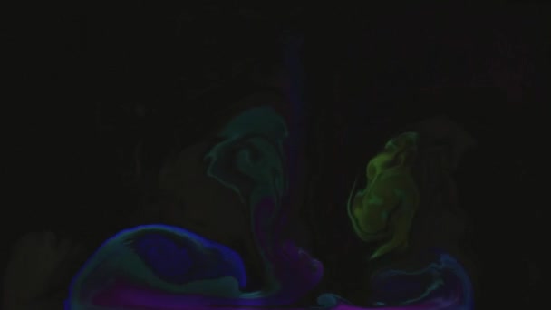 Les Peintures Brillantes Multicolores Déplacent Dans Liquide Avec Une Lueur — Video