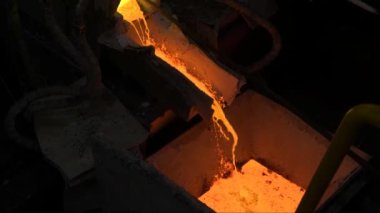 Geleceğin Dövülmesi - Sıcak Metal Üretiminin Sanayi Süreci. Endüstriyel metal üretiminin büyüleyici dünyasına dalın, acımasız ısı hammaddeleri erimiş sıcak metale dönüştürür, geleceği şekillendirmeye hazırdır.