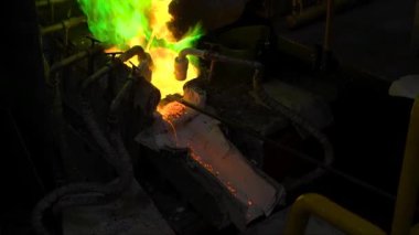 Geleceğin Dövülmesi - Sıcak Metal Üretiminin Sanayi Süreci. Endüstriyel metal üretiminin büyüleyici dünyasına dalın, acımasız ısı hammaddeleri erimiş sıcak metale dönüştürür, geleceği şekillendirmeye hazırdır.
