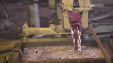 Geleceğin Dövülmesi - Sıcak Metal Üretiminin Sanayi Süreci. Endüstriyel metal üretiminin büyüleyici dünyasına dalın, acımasız ısı hammaddeleri erimiş sıcak metale dönüştürür, geleceği şekillendirmeye hazırdır.