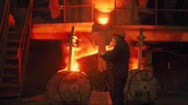 Geleceğin Dövülmesi - Sıcak Metal Üretiminin Sanayi Süreci. Endüstriyel metal üretiminin büyüleyici dünyasına dalın, acımasız ısı hammaddeleri erimiş sıcak metale dönüştürür, geleceği şekillendirmeye hazırdır.