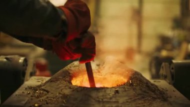 Geleceğin Dövülmesi - Sıcak Metal Üretiminin Sanayi Süreci. Endüstriyel metal üretiminin büyüleyici dünyasına dalın, acımasız ısı hammaddeleri erimiş sıcak metale dönüştürür, geleceği şekillendirmeye hazırdır.