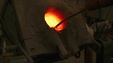 Geleceğin Dövülmesi - Sıcak Metal Üretiminin Sanayi Süreci. Endüstriyel metal üretiminin büyüleyici dünyasına dalın, acımasız ısı hammaddeleri erimiş sıcak metale dönüştürür, geleceği şekillendirmeye hazırdır.