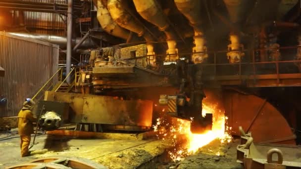 Geleceğin Dövülmesi Sıcak Metal Üretiminin Sanayi Süreci Endüstriyel Metal Üretiminin — Stok video