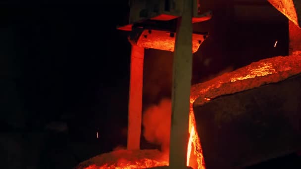Geleceğin Dövülmesi Sıcak Metal Üretiminin Sanayi Süreci Endüstriyel Metal Üretiminin — Stok video