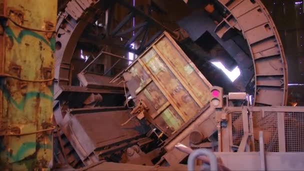 Forging Steel Endüstriyel Süreç Ore Wagon Devriliyor Metal Üretiminin Karmaşık — Stok video