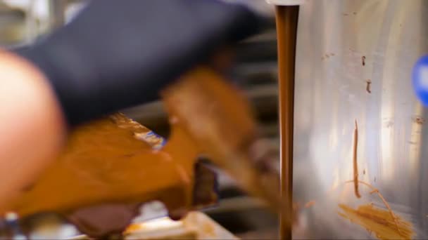 Büyük Ölçekli Tatlı Imalatının Dünyasına Adım Atın Büyüleyici Çikolata Yapma — Stok video