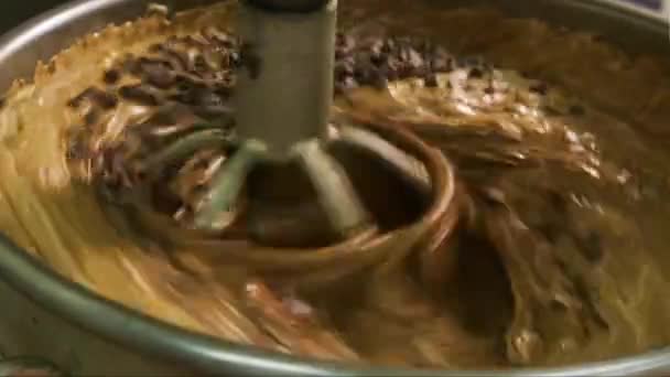 대규모 달콤한 제조의 세계로 들어가십시오 앞에서 초콜릿을 만드는 매혹적인 과정이 — 비디오