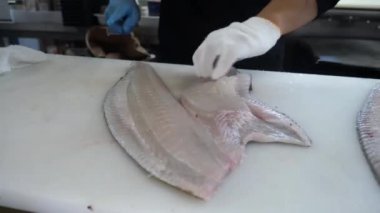 Sushi Senfonisi: Profesyonel Kesinlikte Nefis Rolls Rolls. Profesyonel bir şefin uzman elleri titizlikle pirinçten, somondan ve ton balıklı filetodan suşi yapar. Bitmiş başyapıtların zarif bir şekilde nasıl yapıldığını izleyin..
