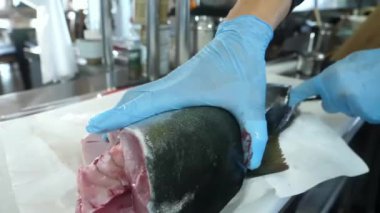 Sushi Senfonisi: Profesyonel Kesinlikte Nefis Rolls Rolls. Profesyonel bir şefin uzman elleri titizlikle pirinçten, somondan ve ton balıklı filetodan suşi yapar. Bitmiş başyapıtların zarif bir şekilde nasıl yapıldığını izleyin..