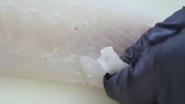 Sushi Senfonisi: Profesyonel Kesinlikte Nefis Rolls Rolls. Profesyonel bir şefin uzman elleri titizlikle pirinçten, somondan ve ton balıklı filetodan suşi yapar. Bitmiş başyapıtların zarif bir şekilde nasıl yapıldığını izleyin..